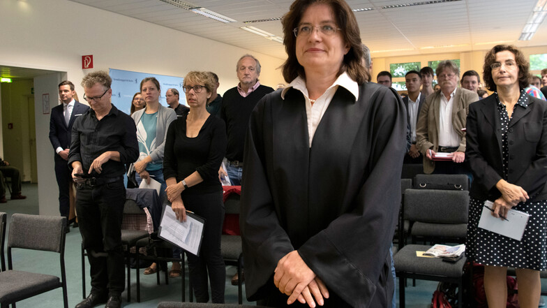 Rechtsanwältin Dr. Susann Bräcklein (vorne) steht im Plenarsaal des Verwaltungsgerichtes. Die Anwältin klagt gegen den ausschließlich von Jungen besetzten Staats- und Domchor Berlin, der sich weigert, ihre Tochter als aktive Sängerin aufzunehmen.