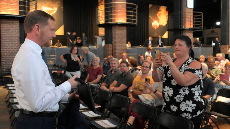 Ministerpräsident Michael Kretschmer (CDU) besucht Gäste des Wahlforums.