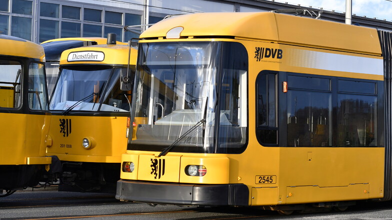 Auf dem Abstellgleis: Die Dresdner Straßenbahn mit der Nummer "2545" wurde bereits aus dem Verkehr genommen. Weitere Bahnen, die nach der Wende gekauft worden waren, werden bald folgen.