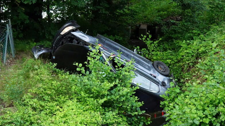 Am Samstagabend kam es zwischen Niedergurig und Bautzen zu einem schweren Unfall. Der Wagen landete in einem Bach.