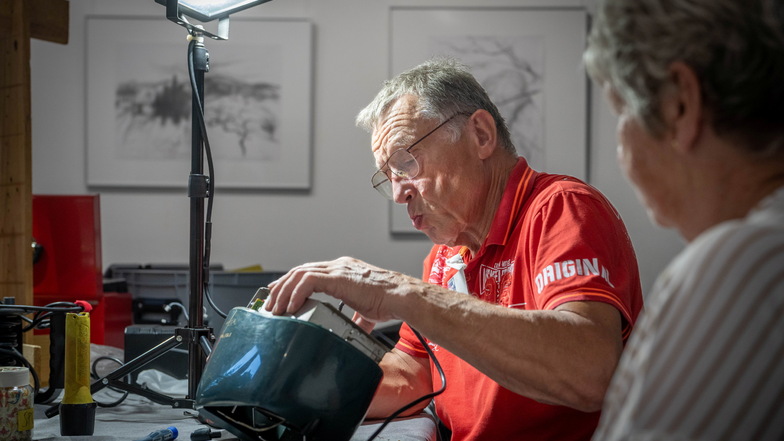 Lothar Hessel kennt sich aus, der pensionierte Elektriker kennt die Tricks der Hersteller: "Manchmal soll man als Bürger gar nicht verstehen, wie das Gerät funktioniert"