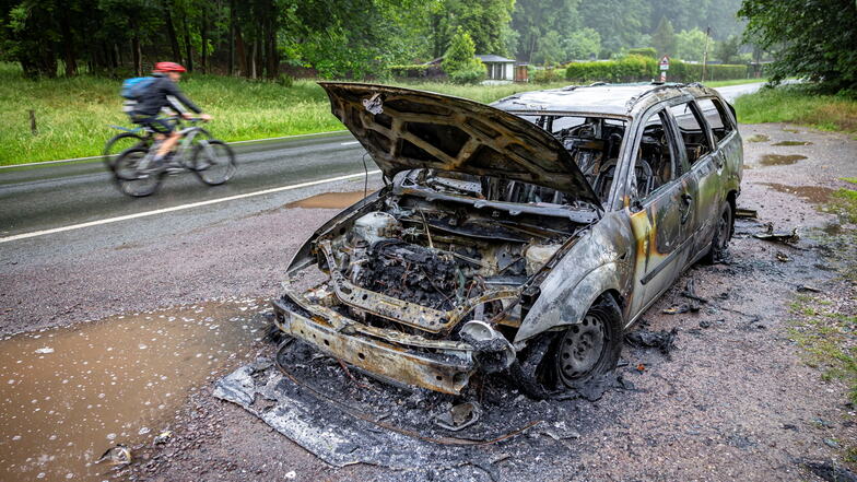 Bei Weesenstein ist ein Ford Focus ausgebrannt. Die Polizei ermittelt zu den Ursachen.