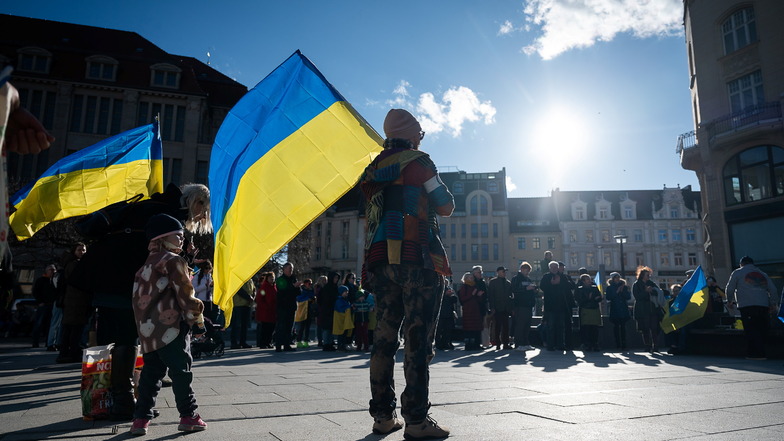 Die Flagge der Ukraine wehte bei der Gedenkveranstaltung.