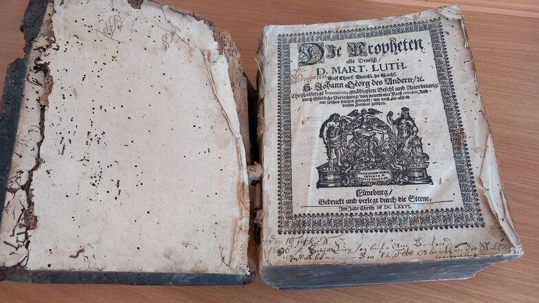 Diese alte Bibel von 1676 soll restauriert werden.