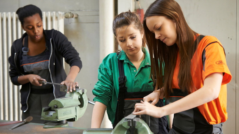 Auch Mädchen interessieren sich zunehmend für Berufe, bei denen handwerkliche Fähigkeiten gefragt sind.