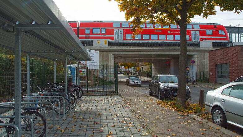 Am S-Bahnhof Dresden-Trachau gibt es jetzt 44 beleuchtete und überdachte Abstellplätze für Fahrräder.