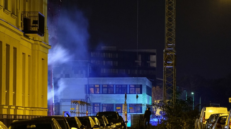 Auf einer Baustelle in Leipzig sind zwei Autokräne in Brand geraten.
