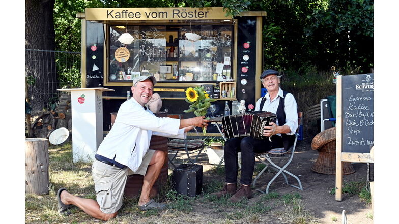 Kai Kochan (l.) und sein Freund Frank Deutscher mit dem Bandoneon. Die beiden waren oft zusammen am Kaffee-Imbiss zu sehen.