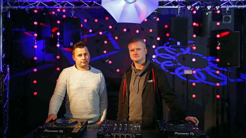 DJ Romano Meinert (l.) und sein Chef Chris Gasch haben im Akustik Center Kamenz die "Home-Bühne" installiert. Hier kann professionell gestreamt werden. An den Wochenenden nutzen das angesagte DJs der Region.