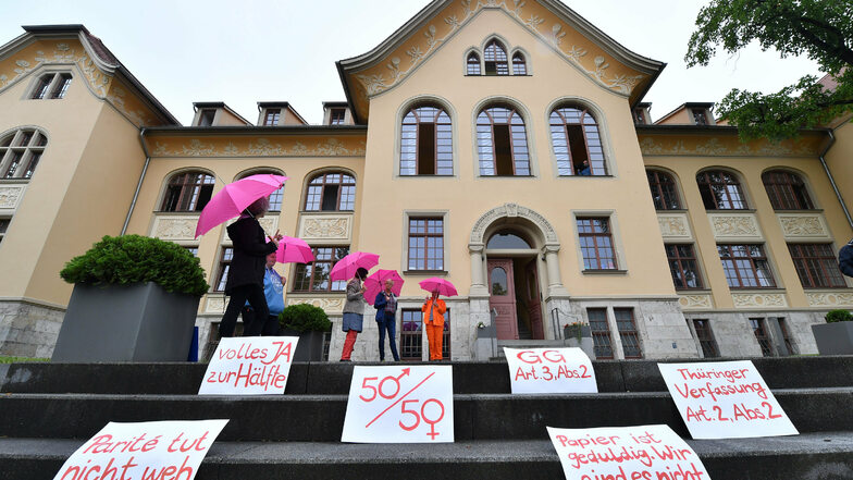 Demonstrantinnen stehen am Mittwoch vor dem Thüringer Verfassungsgerichtshof.