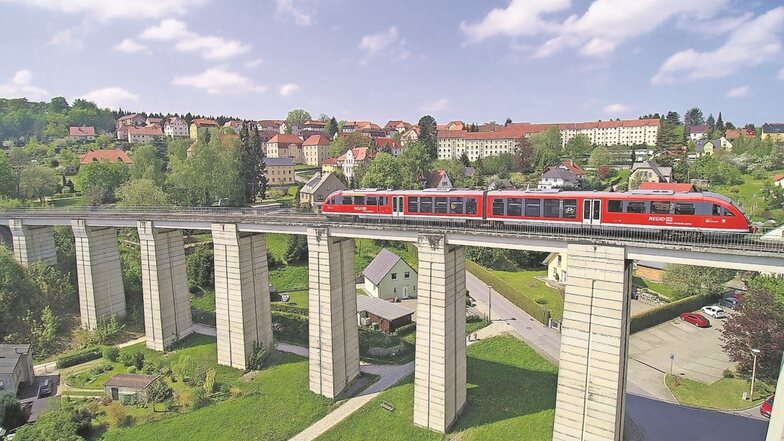 Ein Zug der Nationalparkbahn auf dem Viadukt in Sebnitz: Die neue Verbindung hat die bedrohte Strecke durch das Sebnitztal gerettet.
