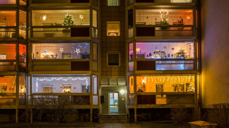 Auf diesen Balkonen auf der Bodenbacher Straße in Dresden wurde an Weihnachtsdekoration nicht gespart.