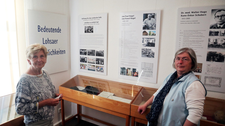 Der Förderverein Begegnungsstätte Zejler-Smoler-Haus hat 2021 die Tafeln der historischen Persönlichkeiten neugestaltet. Zu den engagierten Frauen im Verein gehören Gabriele Knothe (li.) und Gabriele Trentzsch.