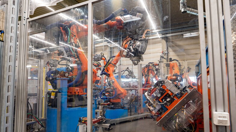 Roboter-Ballett: Voll automatisierte Roboter schweißen hier einen Heckboden zusammen.