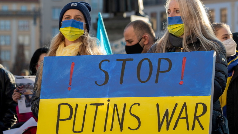 Auch in Sachsen protestieren viele Menschen gegen den Krieg in der Ukraine - wie diese beiden Teilnehmerinnen einer großen Demonstration in Dresden am Sonntag.