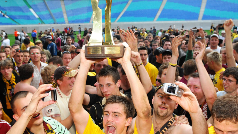 Vor elf Jahren schlug die zweite Mannschaft von Dynamo im Finale in Leipzig den VFC Plauen. Torhüter Benny Kirsten präsentiert stolz den Pokal.