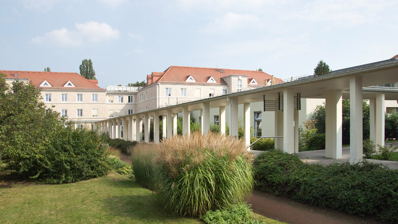 Das heutige Krankenhaus Dresden-Neustadt in Trachau wurde in den 1920er-Jahren als Pflegeheim eröffnet. Typisch sind die Pavillon-Gebäude, die über einen Laubengang miteinander verbunden sind. Seit Ende des Zweiten Weltkrieges wird das denkmalgeschützte E