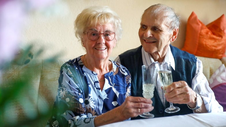 Die Zittauer Gerda und Siegfried Neumann haben vor 65 Jahren geheiratet. Dabei hätte er es fast nicht zur Hochzeit geschafft.