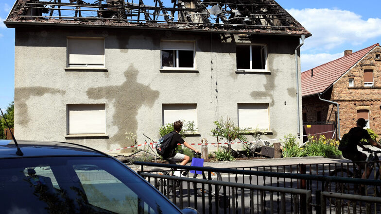 Nachdem das Mehrfamilienhaus in Trebendorf am Freitag in Flammen stand, entzündeten sich Glutnester am Sonnabend noch einmal. Das Haus in der Schleifer Straße ist nicht mehr bewohnbar. Foto: Joachim Rehle