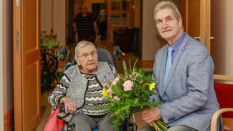 Andreas Mannschott, Stellvertreter des Zittauer OB,  hat Ella Hänel zum 101. Geburtstag gratuliert.