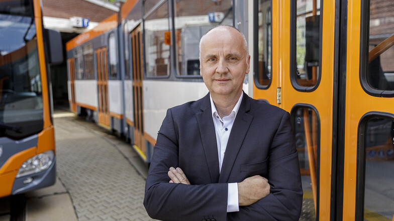 Andreas Trillmich, Geschäftsführer der GVB, steht neben der ersten neu gestalteten Straßenbahn im GVB-Design.