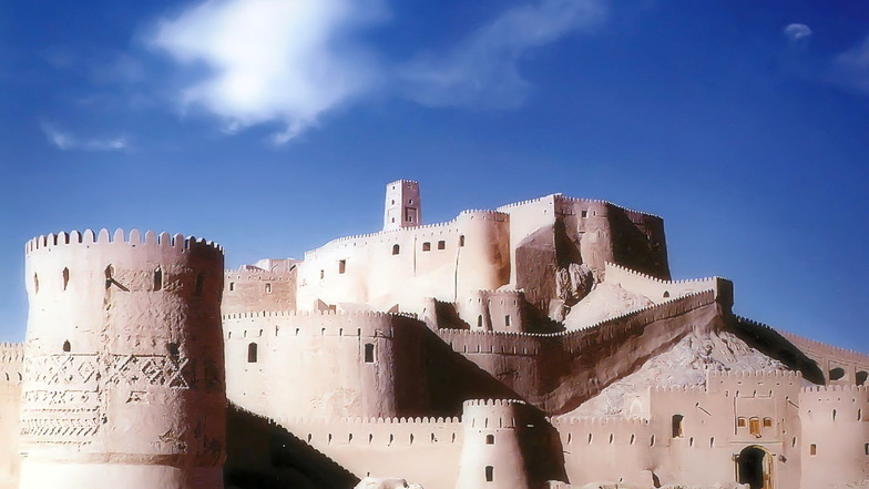 Bei der Zitadelle Arg-é Bam der Oasenstadt Stadt Bam im Iran handelt es sich zusammen mit den Gebäuden in der Umgebung um den größten Lehmkomplex der Welt. 2003 und 2004 wurde die verlassene Stadt von Erdbeben heimgesucht.
