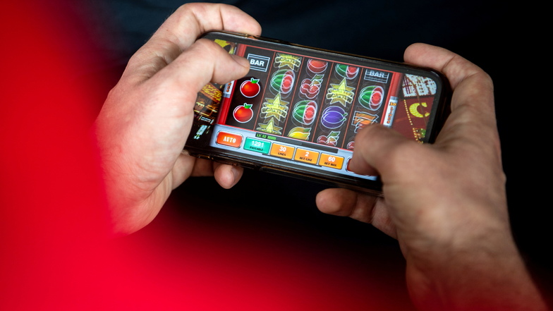 Online-Glücksspiele sind besonders gefährlich, da sie überall verfügbar sind - auf dem Handy, am PC oder auf dem Laptop.
