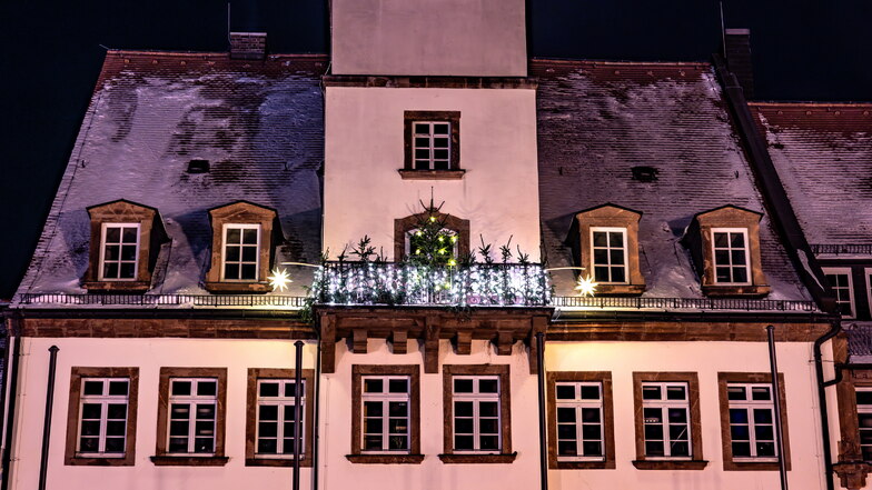 Statt einem Schwibbogen in jedem Fenster wird in diesem Advent „nur“ der Rathausbalkon festlich beleuchtet.