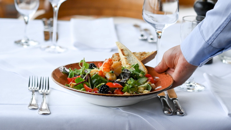 Ob Salat, Nudeln oder Schnitzel - falls die Mehrwertsteuer erhöht wird, müssten viele Gastronomen ihre Preise anpassen.
