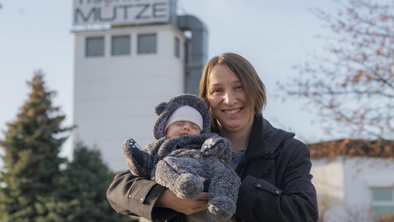 Susann Mütze führt seit fünf Jahren die Kamenzer Traditions-Tischlerei der Familie. 2020 wurde sie zum ersten Mal Mutter.