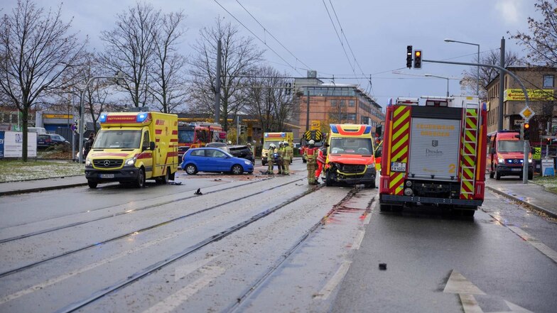 Auto und Rettungswagen in Dresden zusammengestoßen: drei Menschen verletzt