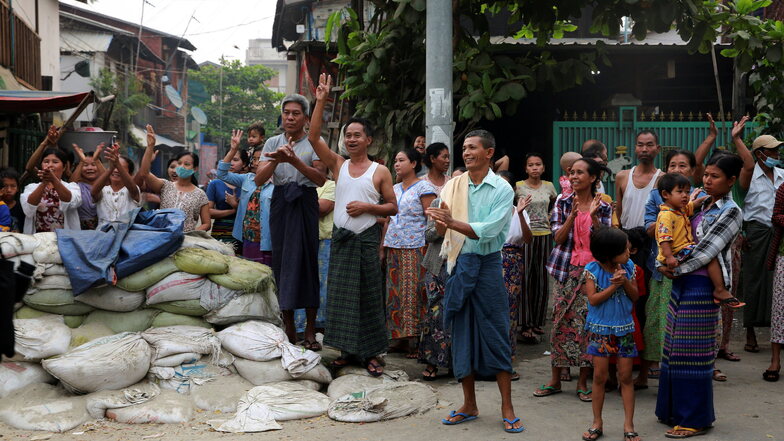 Anwohner in Mandalay zeigen den Dreifingergruß während einer Demonstration gegen die Militärjunta.