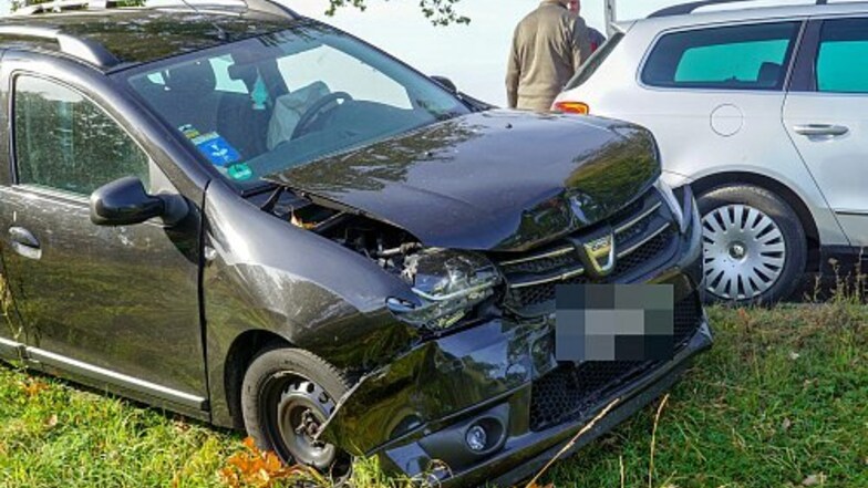 Der Dacia bekam durch den Unfall einen Blechschaden.