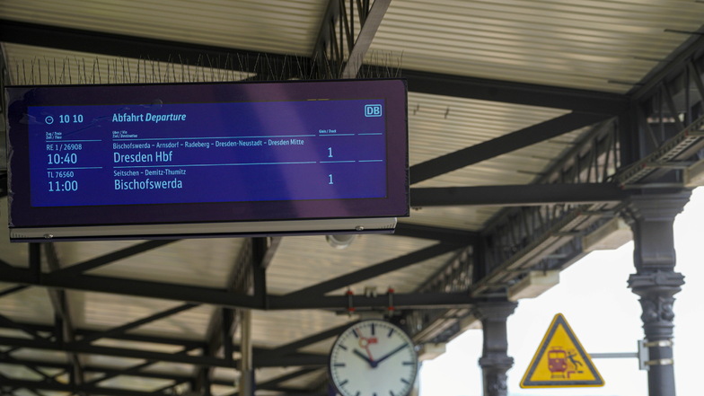 Die Bahnsteige des Bautzener Bahnhofs sind mit neuen Anzeigentafeln ausgestattet worden.