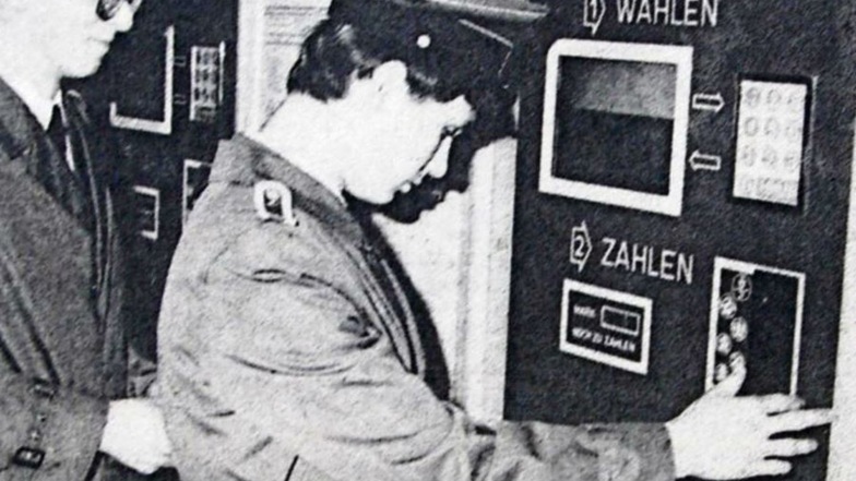 Schüler der NVA-Offiziershochschule Löbau am neuen Fahrkarten-Dialog-Automaten auf dem Löbauer Bahnhof.