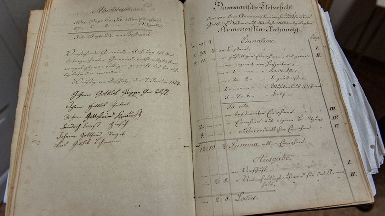 Das erste Protokollbuch der ehemaligen Gemeinde Weißig am Raschütz stammt von 1839 und ist eines der ältesten Dokumente, die Annelies Bennewitz jetzt weitergibt.