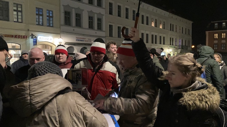 Am AfD-Stand auf dem Löbauer Altmarkt wurden Unterschriften gesammelt. Ein Organisator trug Mütze in Reichsfarben.