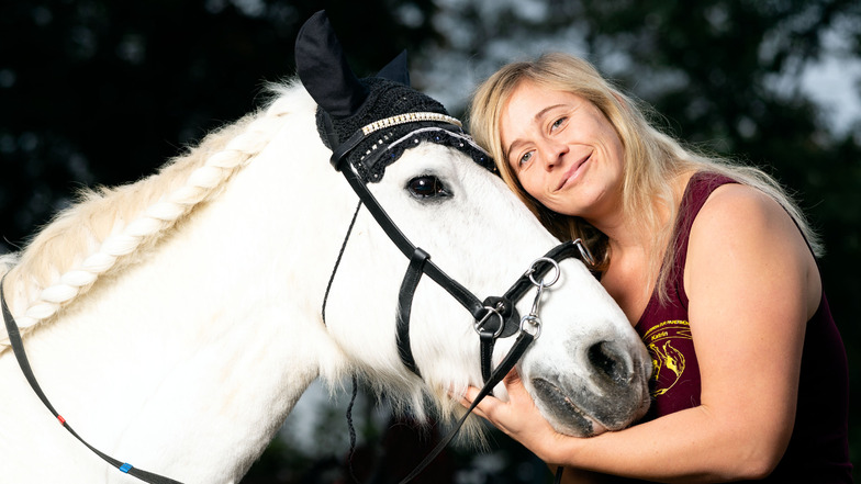Pferdehof in Hermsdorf am Mittwoch den 23.10.2019 
im Bild Katrin Mierl mit dem 25 jährigen  Ponny Charly