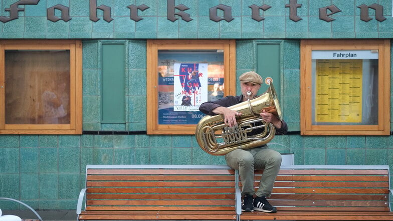 Mit seiner Tuba macht Micha Winkler auf ein besonderes musikalisches Ereignis aufmerksam, das an diesem Freitag um 20 Uhr in der Halle des Meißner Bahnhofs beginnt.