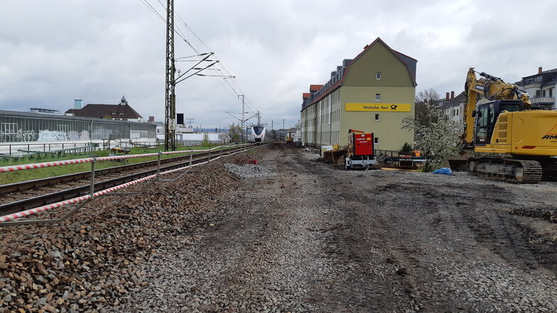 Hier am Schwerterhaus nahe der Würzburger Straße ist noch das alte Gleis zu sehen, daneben entsteht ein provisorisches.