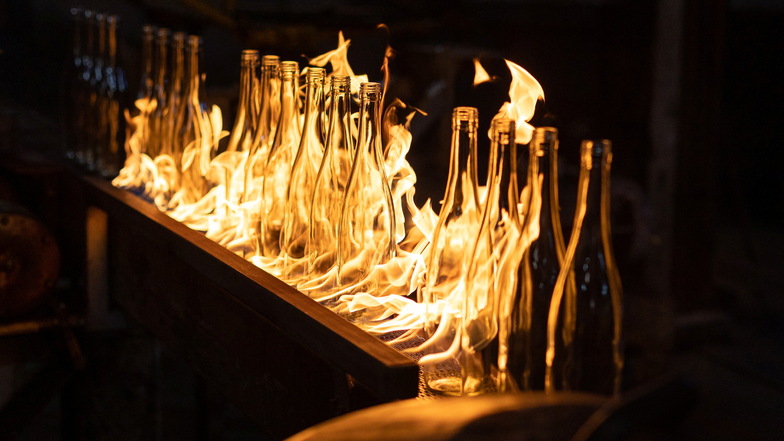 Die Flaschenproduktion in der Glashütte Freital ist ein energieintensives Geschäft.