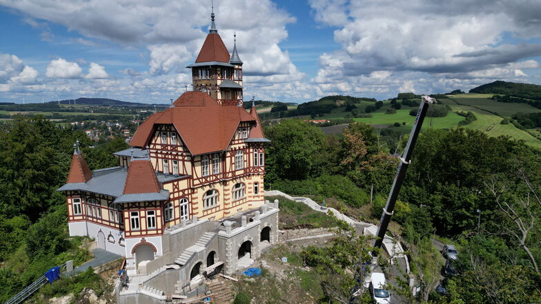 Die Baude mit ihrem Aussichtsturm auf dem Varnsdorfer Burgsberg.