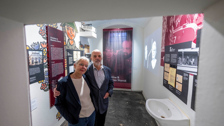 Matthias (r) und Christine Storck stehen im früheren Stasi-Gefängnis auf dem Kaßberg in der Freikaufzelle, in der sie einst inhaftiert waren.