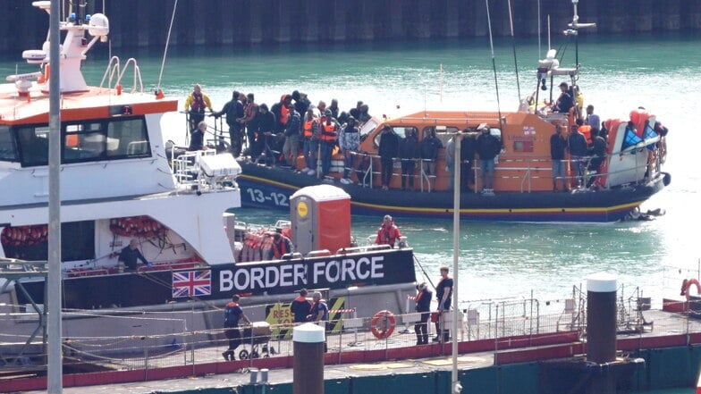 Eine Gruppe von Migranten wird nach einem Zwischenfall mit einem kleinen Boot im Ärmelkanal an Bord eines Rettungsbootes gebracht.