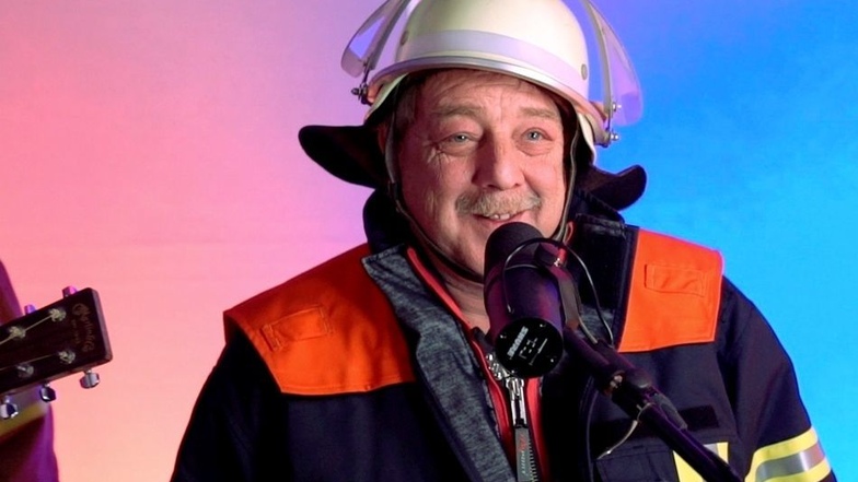 Feuerwehrmann Rudi Heimann hat vor Kurzem in einem Studio des Radiosenders Antenne Bayern das Lied „Gaff’ nicht“ aufgenommen. Mit dem Song will er sich gegen Gaffer bei Unglücken einsetzen.