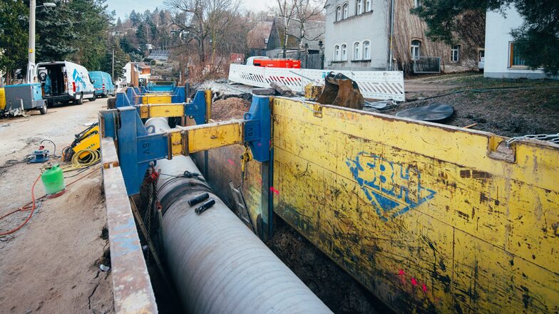 Neu verlegt ist eine größere Trinkwasserleitung an der Gitterseer Straße in Freital, durch die mehr Talsperrenwasser nach Coschütz fließen kann.