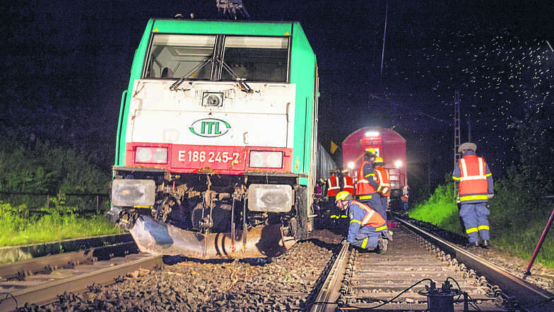 Nach einem heftigen Gewitter brachte ein Erdrutsch am Abend des 23. Mai 2016 einen Güterzug in der Nähe von Schmilka-Hirschmühle zum Entgleisen. Was wäre passiert, wenn es statt der Güterwagen einen voll besetzten Personenzug getroffen hätte?