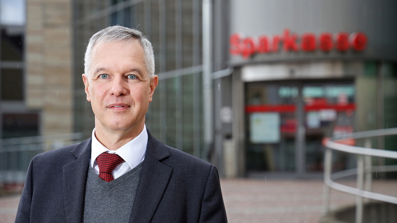 Der Vorstandsvorsitzende der Sparkasse Meißen Rainer Schikatzki vor der Zentrale in Riesa. Im Streit mit der Verbraucherzentrale um das Prämiensparen fährt er einen harten Kurs.