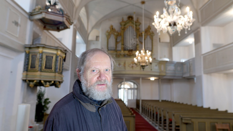 Gerd Möbius ist besorgt über die vielen Risse in der Bertsdorfer Kirche.