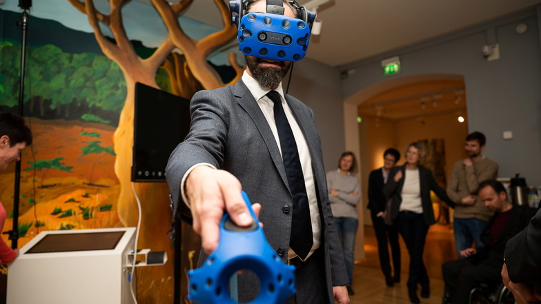 Auch Sebastian Gemkow, Staatsminister für Wissenschaft in Sachsen, probierte die Virtual-Reality-Brille bei Senckenberg aus. In den Winterferien wird die Begegnung mit der Bodenwelt wieder angeboten.